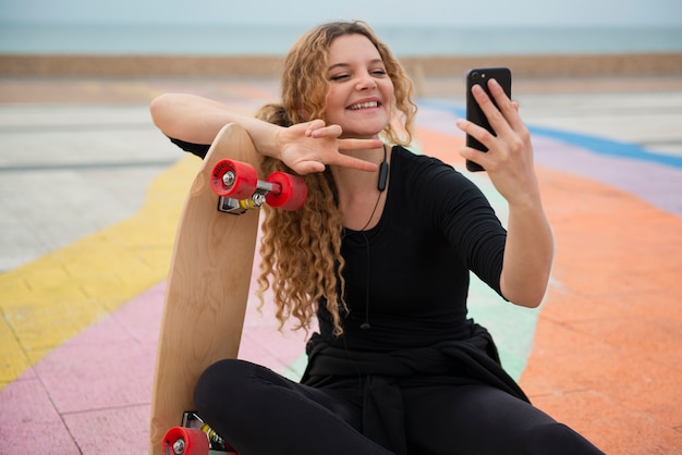 Telefono della holding della donna del colpo medio