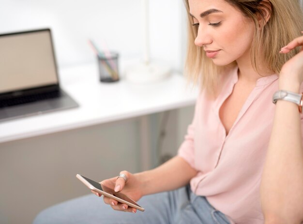 Telefono di controllo femminile