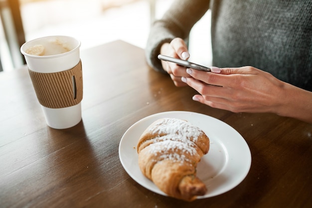 Telefono utilizzando cafe caffè donna