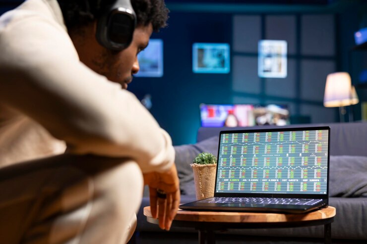 Foto gratuito telelavoratore concentrato impegnato a confrontare i numeri dei grafici commerciali