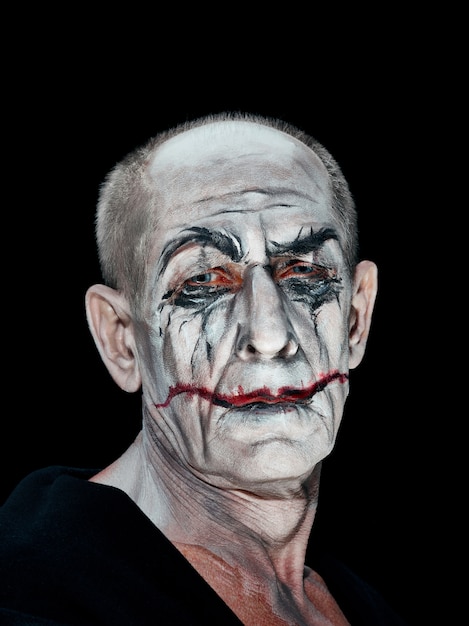 Tema di Halloween sanguinante: il folle volto di maniak in studio scuro