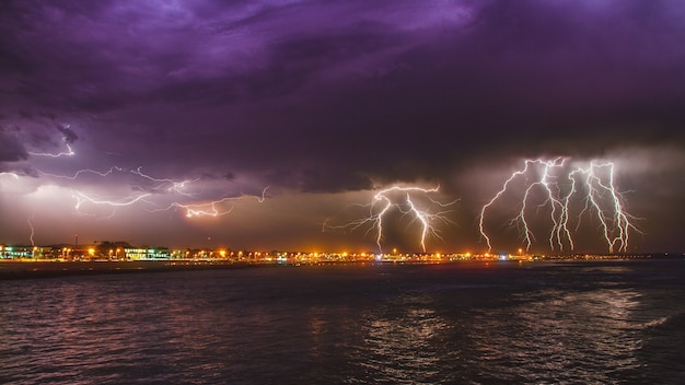 Tempesta di fulmini intensa mozzafiato sull'oceano nella città di Esposende, Portogallo