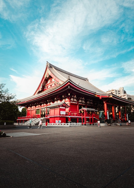 Tempio buddista sotto il cielo blu, a Tokyo, in Giappone