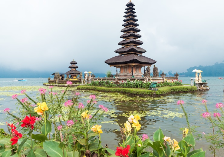 Foto gratuito tempio dell&#39;acqua al lago bratan