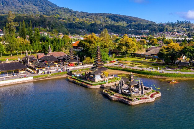 Tempio di Pura ulun danu bratan a Bali, in Indonesia