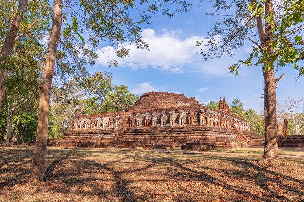 Tempio di Wat Chang Rob a Kamphaeng Phet Historical Park, sito patrimonio mondiale dell'UNESCO