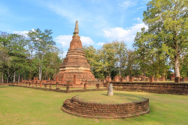 Tempio di Wat Phra That nel parco storico di Kamphaeng Phet, patrimonio mondiale dell'UNESCO