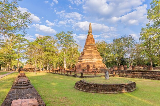 Tempio di Wat Phra That nel parco storico di Kamphaeng Phet, patrimonio mondiale dell'UNESCO