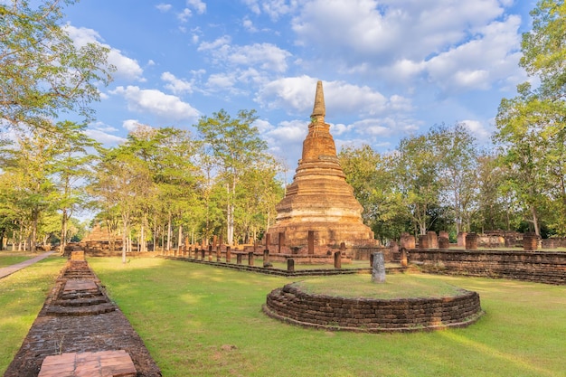 Tempio di Wat Phra That nel parco storico di Kamphaeng Phet, patrimonio mondiale dell'UNESCO