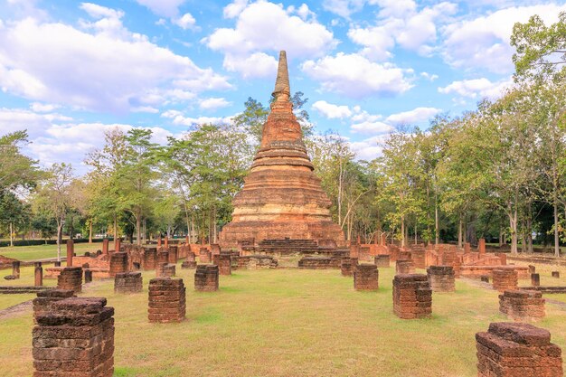 Tempio di Wat Phra That nel parco storico di Kamphaeng Phet, patrimonio mondiale dell'UNESCO