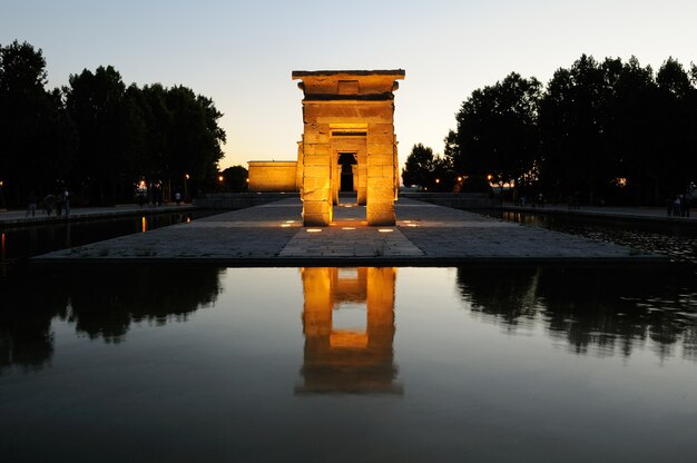 tempio illuminato di Debod a Madrid