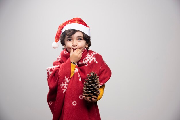 Tempo di Natale con bambino travestito in uniforme rossa di Babbo Natale