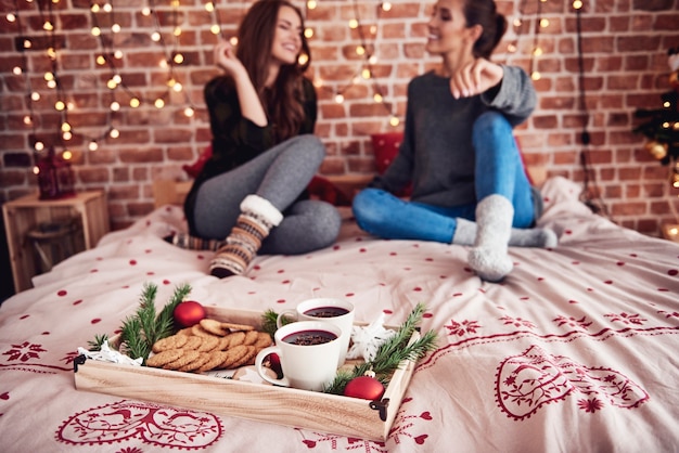 Tempo di Natale con vin brulè e biscotti in camera da letto