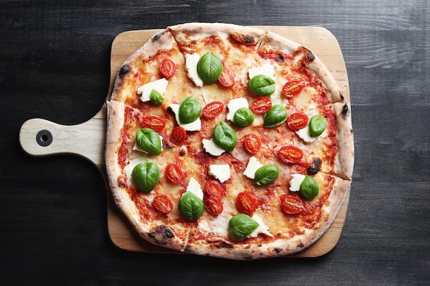 Tempo di pizza! Gustosa pizza tradizionale fatta in casa, ricetta italiana