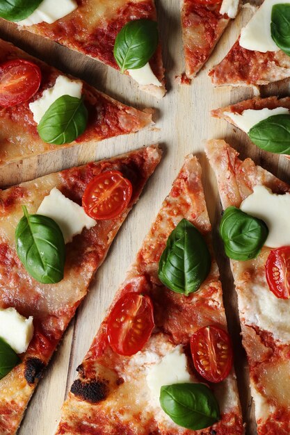 Tempo di pizza! Gustosa pizza tradizionale fatta in casa, ricetta italiana