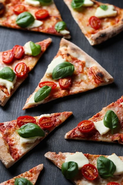 Tempo di pizza! Gustosa pizza tradizionale fatta in casa, ricetta italiana