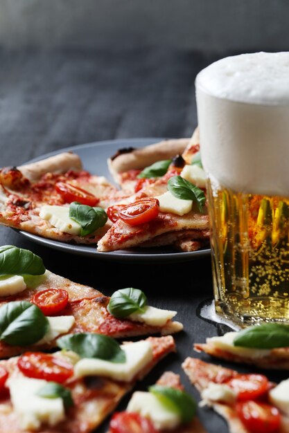 Tempo di pizza! Gustosa pizza tradizionale fatta in casa, ricetta italiana