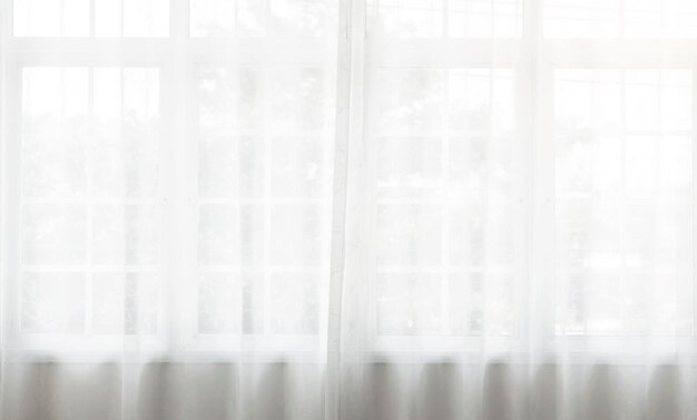 Tenda bianca ondulata con tenda trasparente sulla finestra uno sfondo a motivo