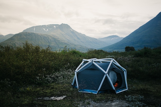 tenda da campeggio, struttura gonfiabile in piedi sul lato della montagna, bellissima e stimolante posizione del campo per lo stile di vita vivente delle vibrazioni all'aperto