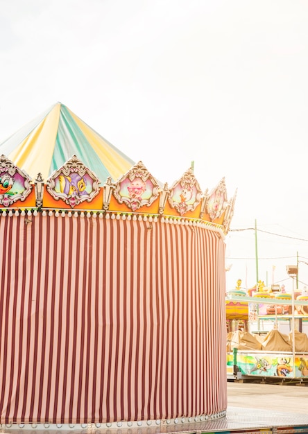 Tenda decorativa a strisce nel parco divertimenti