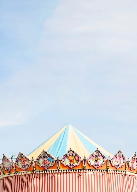 Tenda decorativa contro il cielo blu al luna park