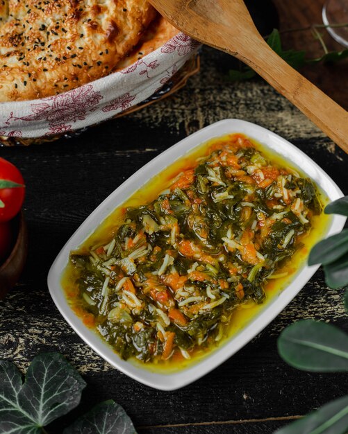 tendine di pane fresco e insalata di verdure con riso