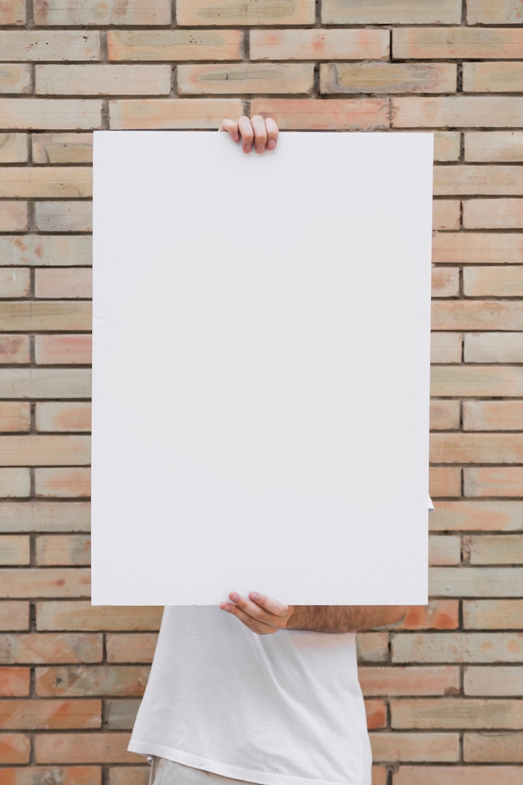 Foto gratuito tenendo poster