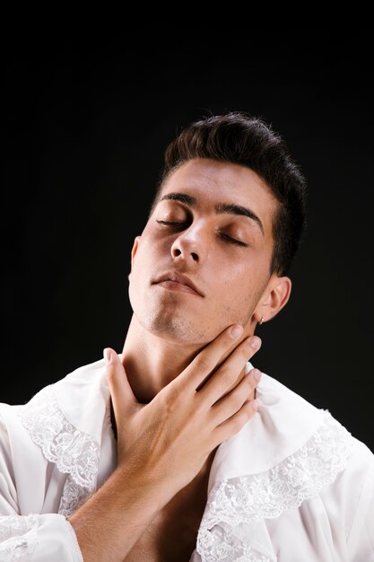 Tenero maschio in camicia che accarezza il collo