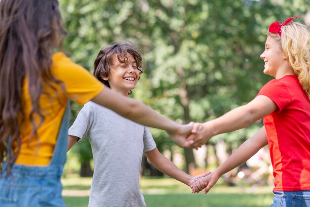 Tenersi per mano dei bambini di angolo basso