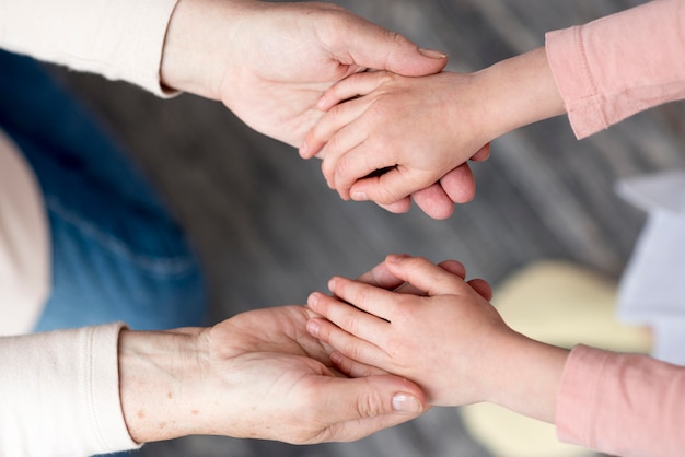 Tenersi per mano della nonna e della ragazza