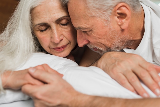 Tenersi per mano senior delle coppie del primo piano