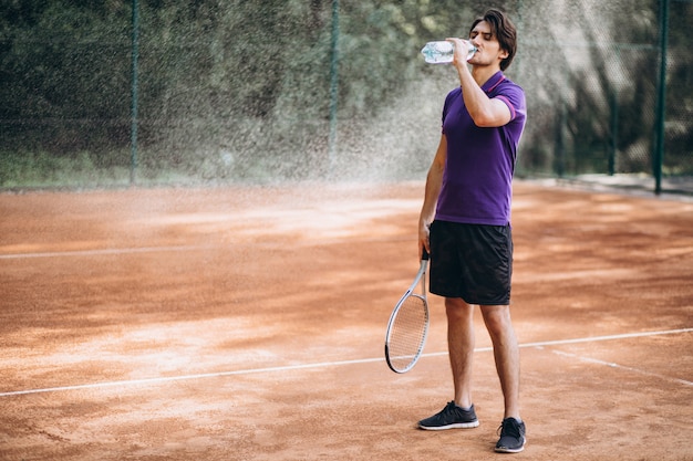 Tennis del giovane alla corte