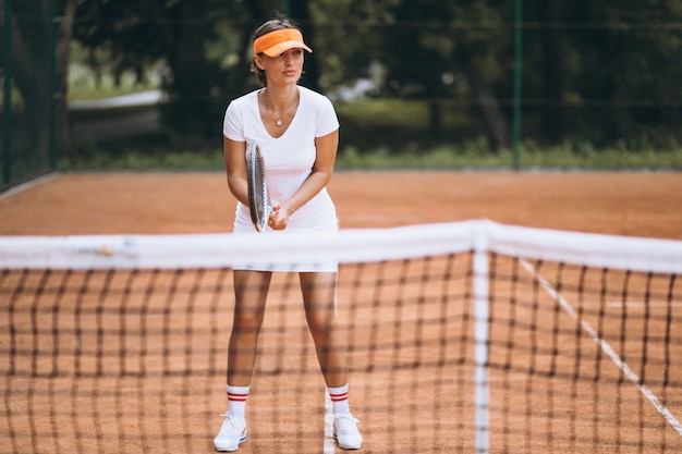 Tennis della giovane donna alla corte
