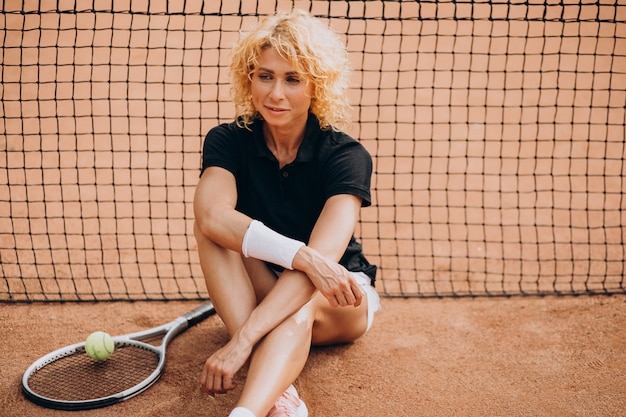 Tennis femminile al campo da tennis