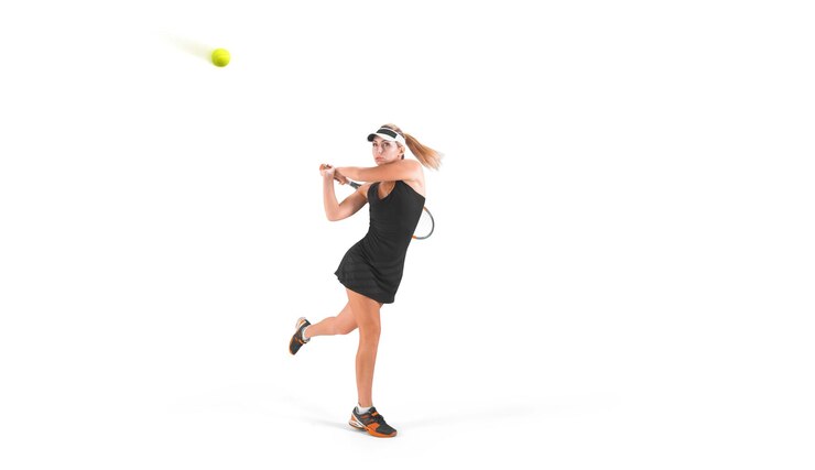Tennis girl su un campo da tennis professionista
