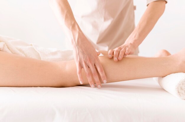 Terapia rilassante di massaggio delle gambe