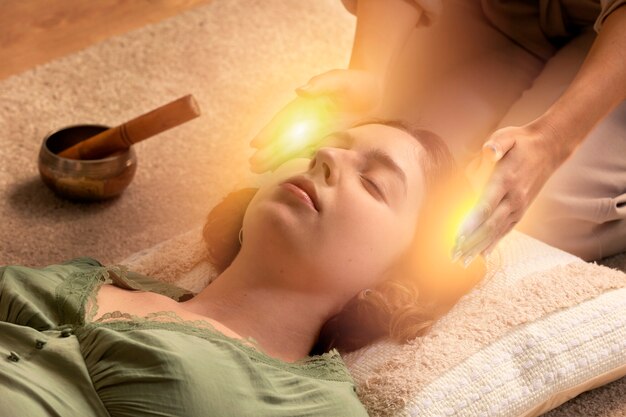 Terapista ad alto angolo che aiuta la donna a guarire