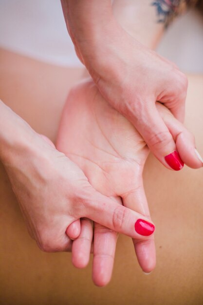 Terapista di coltura massaggiare la mano