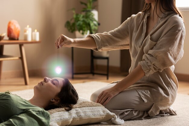 Terapista di vista laterale che aiuta la donna a guarire
