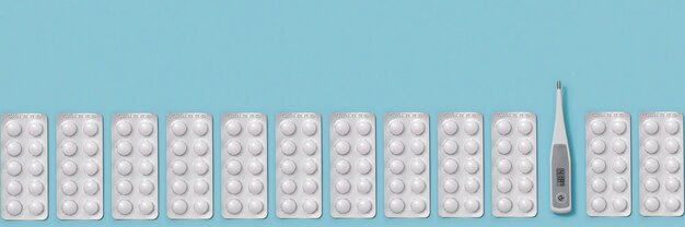 Termometro con temperatura elevata e pillole