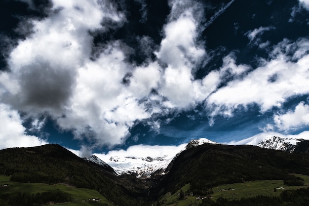 Terra verde vicino alle montagne sotto il cielo