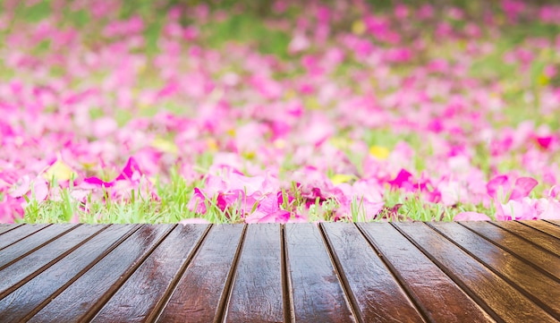 Terrazza in legno su sfondo bellissimo fiore viola