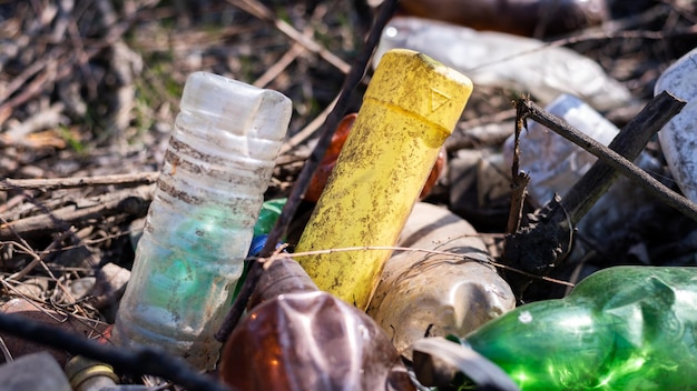 Terreno disseminato di bottiglie di plastica