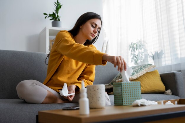 Tessuto della holding della donna del colpo pieno