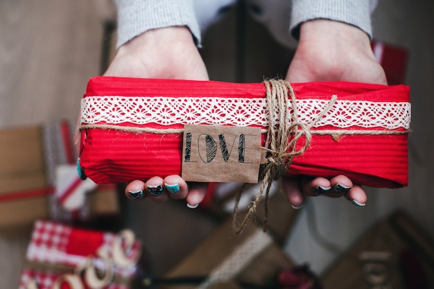 Tessuto rosso con una cravatta che &quot;l&#39;amore&quot;