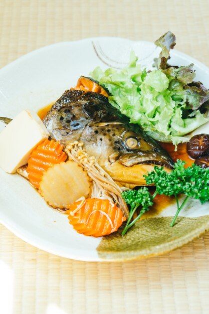 Testa bollita di pesce salmone con salsa dolce e verdure