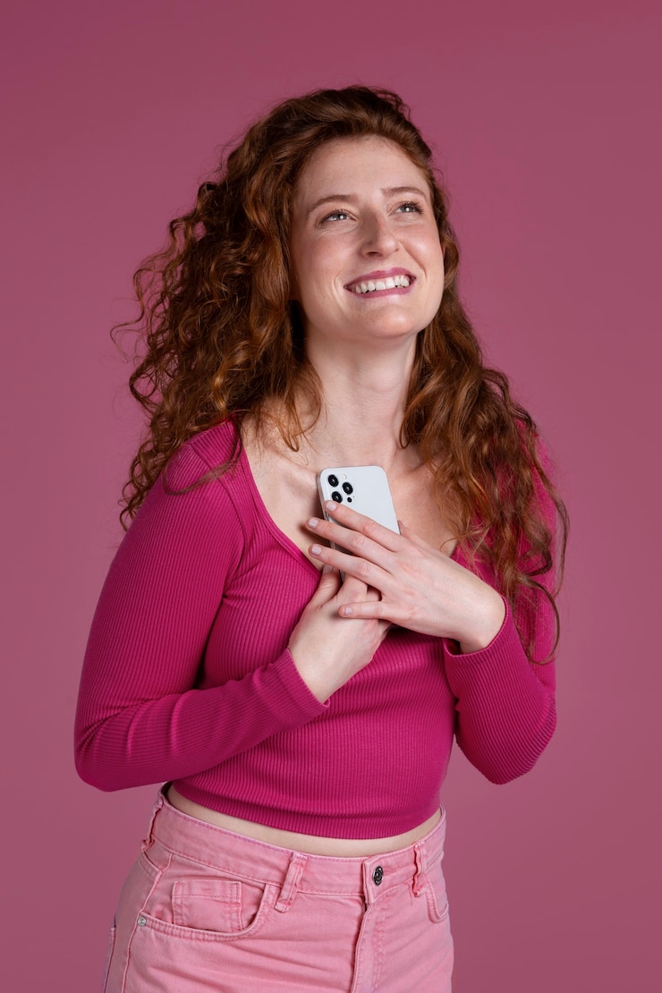 Foto gratuito testa di zenzero donna con abito colorato