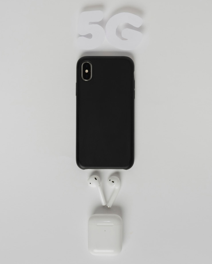 Foto gratuito testo 5g sopra il telefono con auricolari