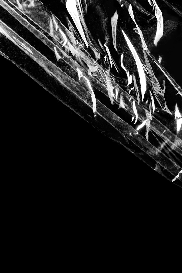 Foto gratuito testura di involucro di plastica rugosa su sfondo nero