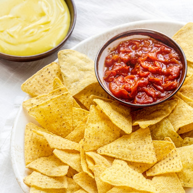 Tex mex tortilla chips di mais con salsa al formaggio cheddar e salsa